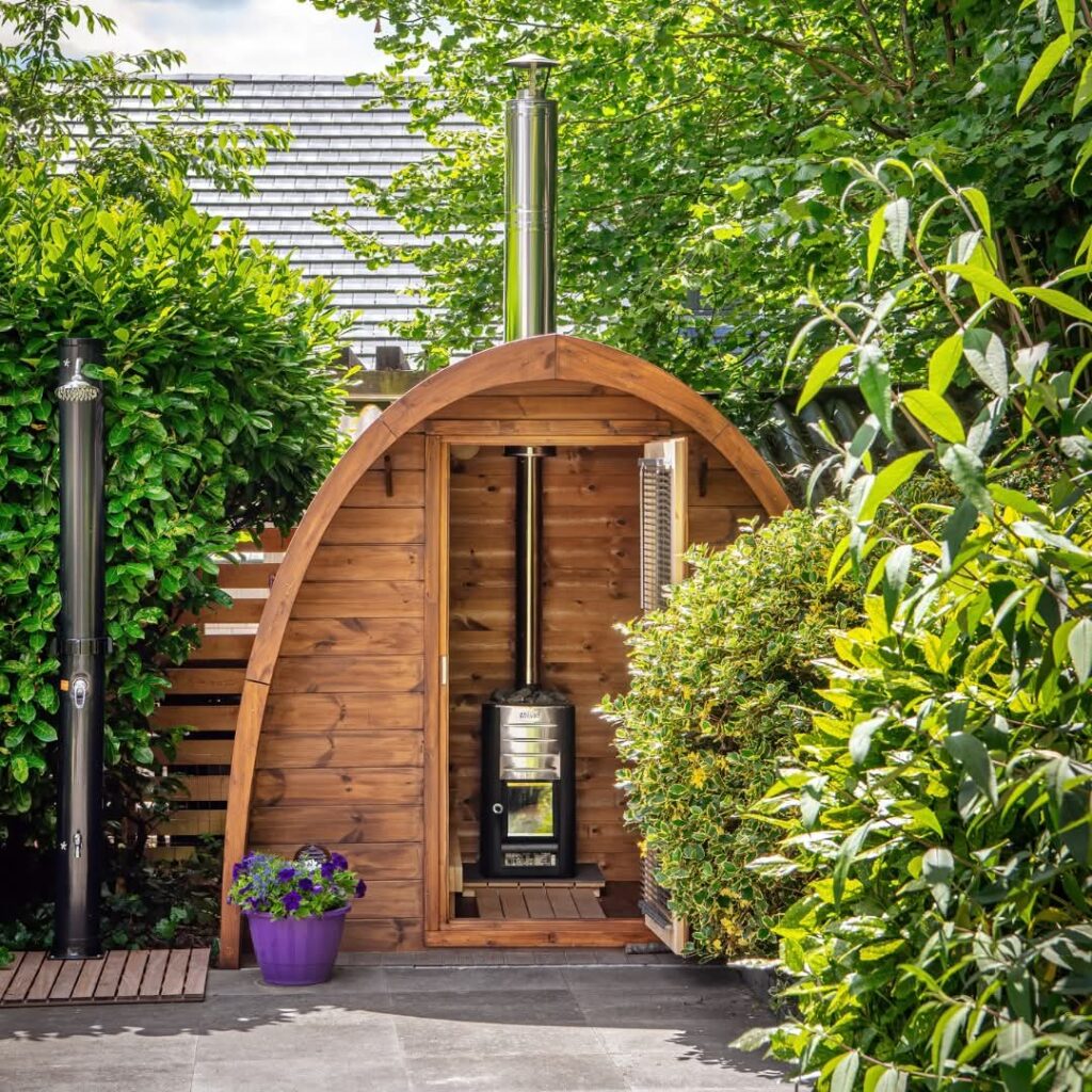 Buitensauna en buitendouche